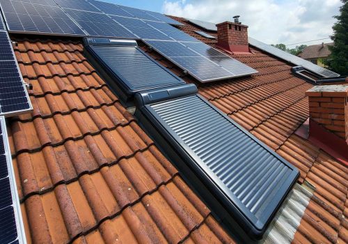 Montaż solarnych rolet na oknie dachowym